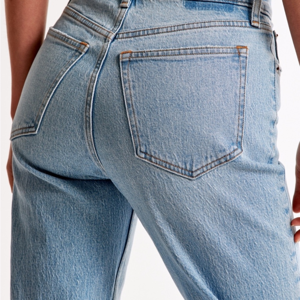 High Rise 90s Relaxed Jean - Picture 3 of 7